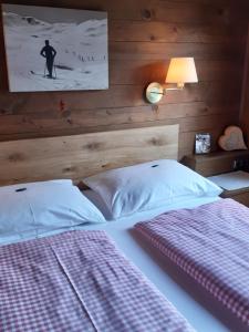 Letto o letti in una camera di Pension Feiersinger