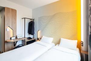 Letto o letti in una camera di B&B HOTEL Compiègne