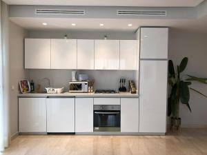 A kitchen or kitchenette at City Center Apartment with Terrace