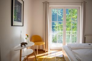 a bedroom with a bed and a table with a cat on it at Weingut Johanneshof in Minheim