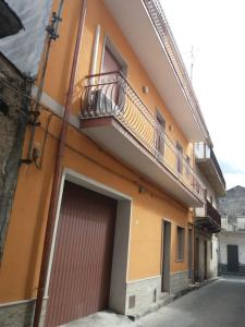 un edificio de apartamentos con garaje y balcón en I Nuovi Orizzonti Casa Girasole, en Calatabiano