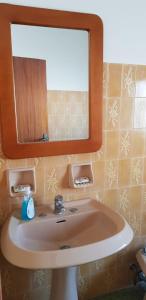 y baño con lavabo y espejo. en I Nuovi Orizzonti Casa Girasole, en Calatabiano