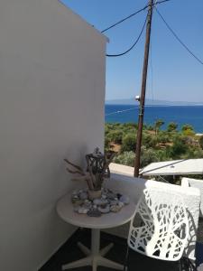 カラマタにあるVilla Teoのテーブルと椅子、海の景色を望むバルコニー