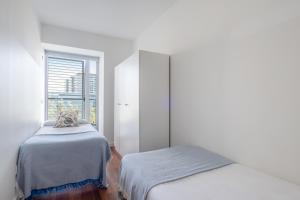 Un dormitorio con dos camas y una ventana. en Rent Top Apartments Beach-Diagonal Mar, en Barcelona