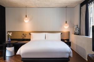Postel nebo postele na pokoji v ubytování Nobu Hotel London Shoreditch