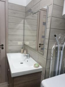 y baño con lavabo y espejo. en Il Biancone en Champdepraz