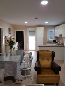 Kuchyňa alebo kuchynka v ubytovaní Apartamentos HELA