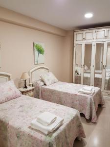 Posteľ alebo postele v izbe v ubytovaní Apartamentos HELA