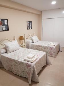 Posteľ alebo postele v izbe v ubytovaní Apartamentos HELA