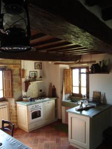 A kitchen or kitchenette at Villa Acadirospi