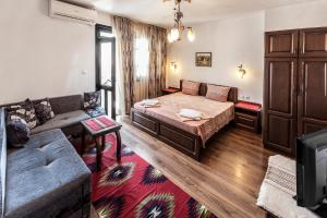 A bed or beds in a room at Keremidchieva Kushta Guest House