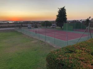 Tenis a/nebo squash v ubytování Mágico atardecer del 101 nebo okolí