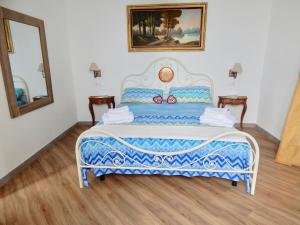 uma cama azul e branca num quarto com um espelho em LE GIÜE em Gênova