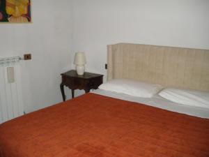 a bedroom with a bed and a table with a lamp at Agriturismo Villalba in Arezzo