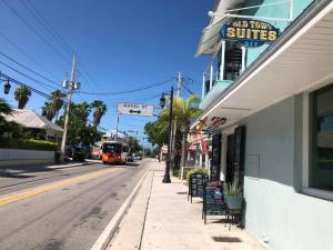 uma rua da cidade com um autocarro a descer uma rua em Old Town Suites em Key West