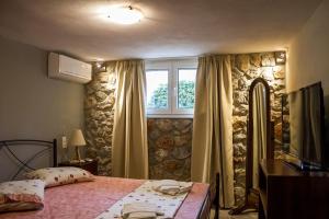 Cama o camas de una habitación en Spacious home with garden in Marathonas