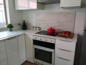 
A kitchen or kitchenette at Stableford Cottage Holiday Home Dunsborough
