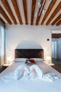 um quarto com uma cama com duas toalhas em Incanto Venice em Veneza