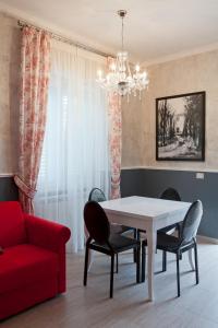 uma sala de estar com uma mesa e um sofá vermelho em Da Vittoria em Posta Fibreno