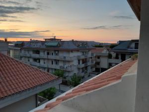 vista dal tetto di un edificio al tramonto di Appartamento Casa Elettra a Martinsicuro
