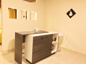 baño con encimera con lavamanos y aseo en Apartamento Santa Isabel, en Santa Rosa de Cabal