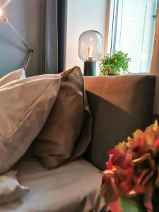 Postel nebo postele na pokoji v ubytování Hotell Fängelset Västervik
