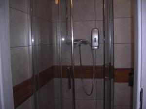 prysznic z głowicą prysznicową w łazience w obiekcie APARTAMENTY CENTRUM PAŁACOWA w mieście Białystok