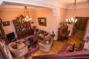 un soggiorno con divani e tavolo di Lia's Guest House a Tbilisi City