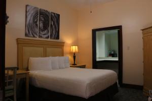 Una cama o camas en una habitación de The Prytania Park Hotel