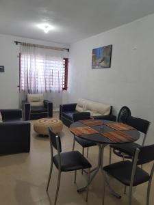 een woonkamer met een tafel en stoelen en een bank bij Casa en Mahahual cerca de la playa in Mahahual