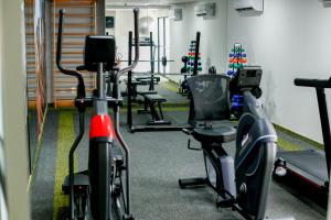 ein Fitnessstudio mit Cardiogeräten und Heimtrainern in der Unterkunft Mercure Recife Navegantes in Recife