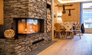 TV a/nebo společenská místnost v ubytování Gadmer Lodge - dein Zuhause in den Bergen