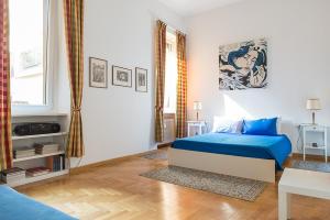 una camera con letto blu di Flowers' Lane a Milano