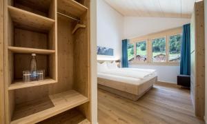 Postel nebo postele na pokoji v ubytování Gadmer Lodge - dein Zuhause in den Bergen