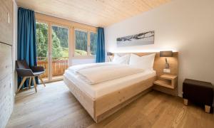 Postel nebo postele na pokoji v ubytování Gadmer Lodge - dein Zuhause in den Bergen