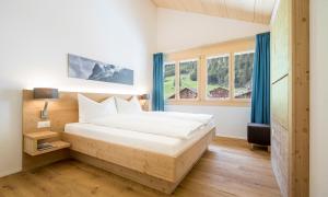Postel nebo postele na pokoji v ubytování Gadmer Lodge - dein Zuhause in den Bergen