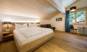 Postel nebo postele na pokoji v ubytování Gadmer Lodge - dein Zuhause in den Bergen