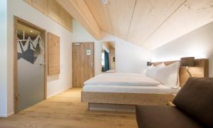 Postel nebo postele na pokoji v ubytování Gadmer Lodge - dein Zuhause in den Bergen