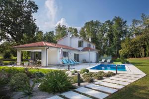 ein Haus mit Pool im Hof in der Unterkunft Villa Stepančić - large garden and heated pool in Labin