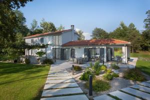 Κήπος έξω από το Villa Stepančić - large garden and heated pool