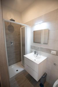 y baño con lavabo blanco y ducha. en Rooms Monteverde 2, en Roma