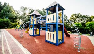 un parque infantil con tobogán en Kompleks Beskid, en Spytkowice