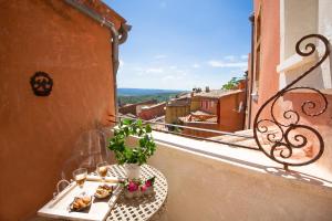 Maison d'hôtes Une hirondelle en Provence的阳台或露台