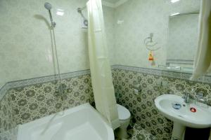 Kamar mandi di Polvonnazir Guest House