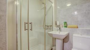 y baño con ducha y lavamanos. en Simple City Centre Flat Near River w/ Free Parking, en Norwich