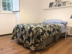 サリアにあるOktheway Casa da Escolaの黒と白の毛布が掛けられたベッドのある寝室