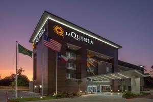 un edificio de hotel con un signo de sol en La Quinta by Wyndham Houston East at Sheldon Rd en Channelview