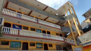 un edificio con balconi sul lato di Hotel Olimar ad Acapulco