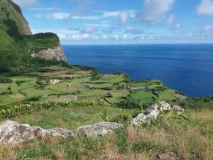 una vista del océano desde la cima de una colina en A casa do Tí Mendonça, en Lajes das Flores