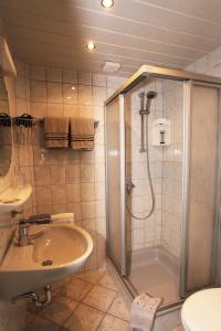 Bilik mandi di Hotel Garni Haus Dithmarschen